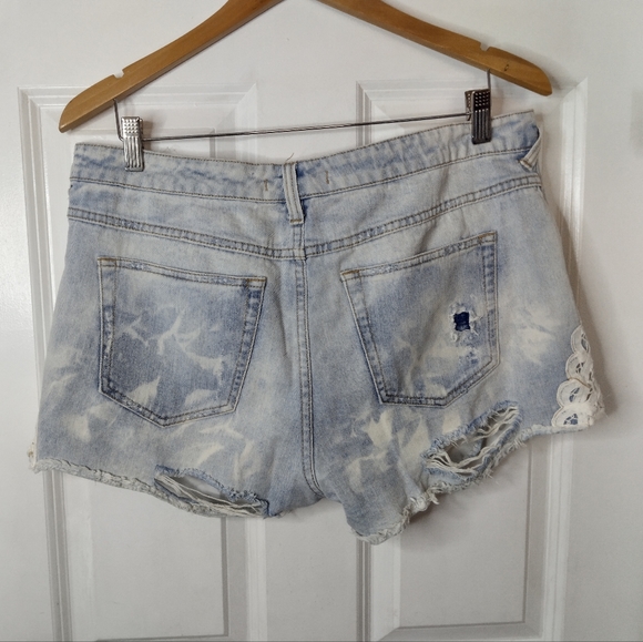 Free People Lace Distressed Denim Shorts Size 30 - Picture 6 of 12